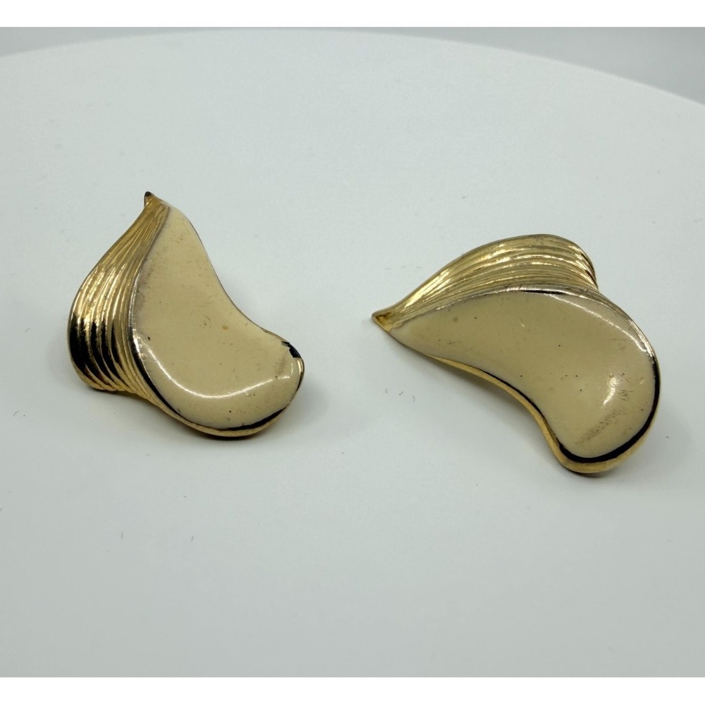 Vintage 1980s Retro Cream Enamel Gold Tone Ribbed Swirl Clip On Earrings Classic